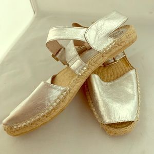 House of Harlow 1960 sandals silver